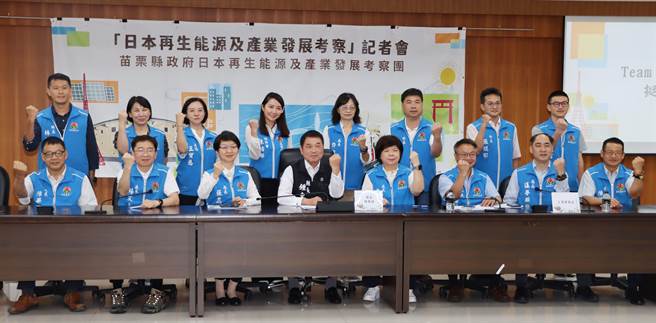 县长锺东锦等人向县民报告考察收穫。（李京升摄）