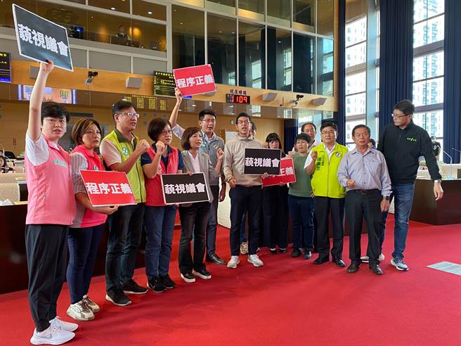 兴富发吊臂5月10日掉落中捷轨道，中捷列车发车撞上造成1死14伤事故，市府至今未提出调查报告，民进党团议员20日批市府推拖、藐视议会。（张亦惠摄）