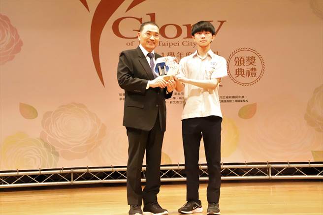 永平高中吳長紘就是新住民子女，他國中畢業就以全校榜首成績直升高中部，靠著平日努力苦讀，以繁星推薦錄取第一志願－國立陽明交通大學材料科學與工程學系。（教育局提供）