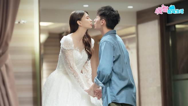 鄭芯恩（左）披上婚紗，與鍾岳軒準備結婚。（LINE TV提供）