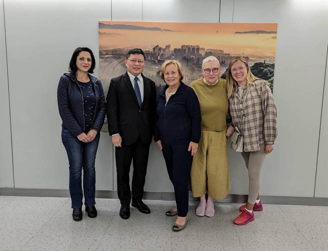 欧洲议会跨党派友我议员访团团长茱娜薇（左三）18日率团抵台。(外交部提供)