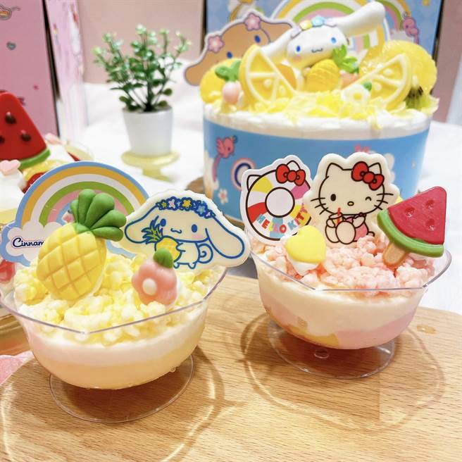 85度C「大耳狗喜拿-萌萌一夏」（左）、「Hello Kitty-甜蜜海滩」，78元。（85度C提供）