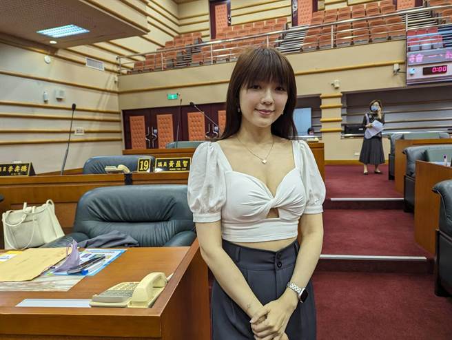 嘉义市议员顏色不分蓝绿支持性专区顏色田慎节提案促调整性平被害人补助要点。（廖素慧摄）