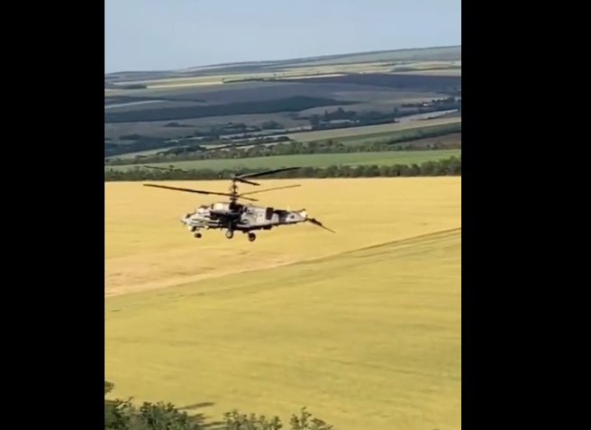 这架俄军Ka-52直升机尾部明显受损。(图/Twitter)