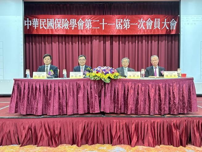 （保险学会改选理监事，李松季(左二)连任理事长。照／保险学会提供）