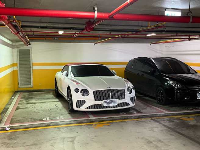 一位爸爸發現一輛賓利汽車佔用婦幼車位、一車佔兩位，氣得怒轟駕駛沒修養。（翻攝自爆怨2公社臉書）