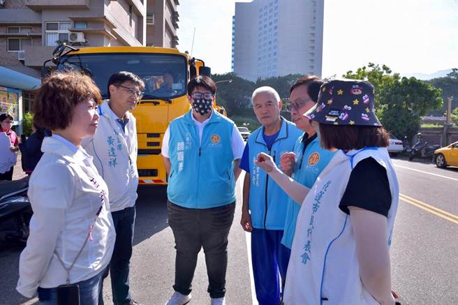 市长魏嘉彦与代表会副主席黄达祥、代表江如玲、田珍绮到收运专区关心试办作业。（花莲市公所提供／王志伟花莲传真）