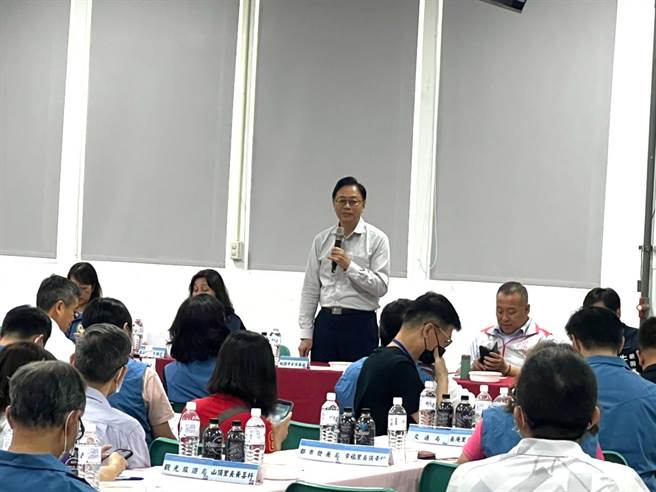 桃園市長張善政20日下午前往龜山區出席區政座談會，他說，有人提到自己要多露臉，但接地氣是要了解里長、里民重要的事情。（賴佑維攝）