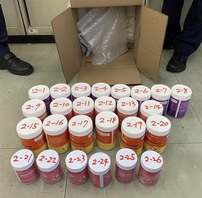 警方查驗這批以「泰國健康食品」名義申報進口的貨物發現，外包裝為營養食品的52罐塑膠罐中，夾藏第二級毒品安非他命11.028公斤，市值高達新台幣約2000萬元。（航警局提供）