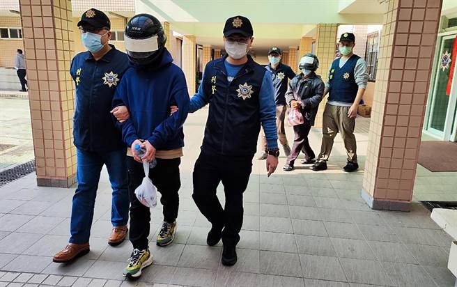 航警局與台北關於今年1月期間查獲一批進口健康食品中夾藏安非他命，經調查溯源追蹤，逮捕在台收件人吳姓男子（後）及一名幕後毒梟「阿銓」，但經查「阿銓」早已身亡1年多，死後由同夥詹男（前）接手，吳男經警方告知後，才知道為死人收了1年貨。（航警局提供）