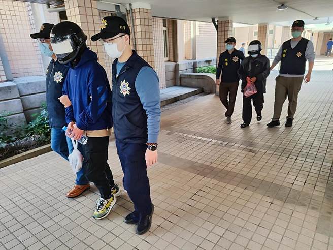 航警局與台北關於今年1月期間查獲一批進口健康食品中夾藏安非他命，經調查溯源追蹤，逮捕在台收件人吳姓男子（後）及一名幕後毒梟「阿銓」，但經查「阿銓」早已身亡1年多，死後由同夥詹男（前）接手，吳男經警方告知後，才知道為死人收了1年貨。（航警局提供）