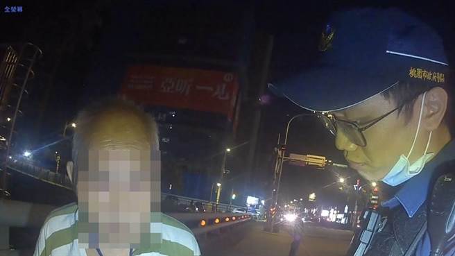 桃园警察分局青溪所警员巡逻时，在三民路发现一位老先生行走在车道上，老翁竟掏200元称是身分证。（翻摄照片）