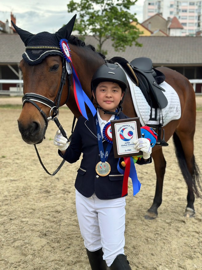 Virtus 2023世界運動會中華隊勇奪2金3銀1銅佳績，年僅9歲的戴睿言在馬術項目中拿下銀牌。(中華帕拉林匹克總會提供)