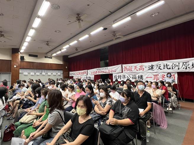 卫福部研拟「儿童托育服务法」草案，20日举办中部地区公听会，但托育机构业者认为该草案罚责太重，挂白布条抗议。（林欣仪摄）