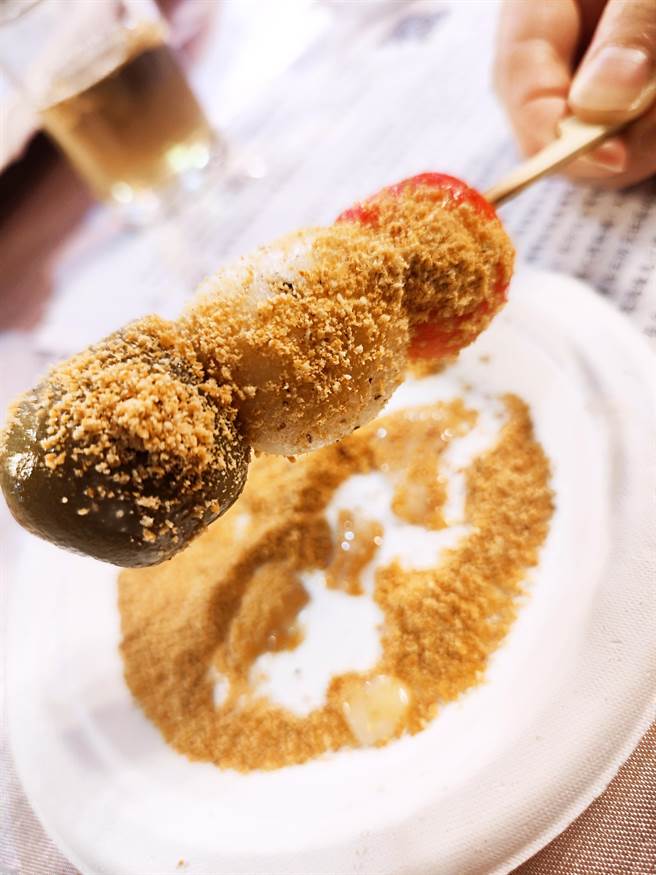 石头社区所生产之烤麻糬，今日现场认购踊跃，认购金额达15万。(水务局提供／蔡依珍桃园传真)