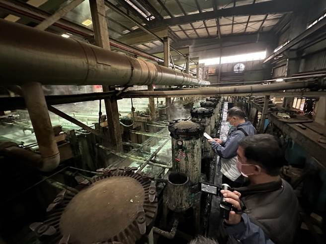 环保局进行有害废液源头查核。（桃园市环保局提供／陈梦茹桃园传真）