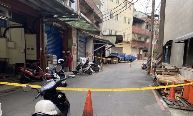 今（20）日下午16时许，新北市汐止区福德一路421巷内发生坠楼意外，赵姓男子疑施工不慎从3楼坠落，造成头颅挫伤及双脚骨折，由救护车送往内湖三总急救中。（翻摄画面）