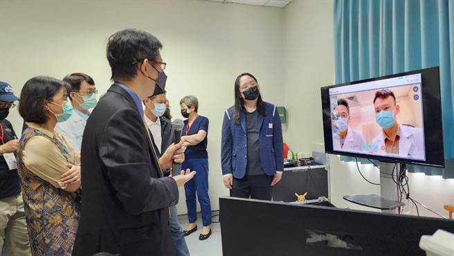 连江县立医院医师刘瑞文与亚东医院副院长林子玉、皮肤科医师苏炫安演示远距会诊。（亚东医院提供）