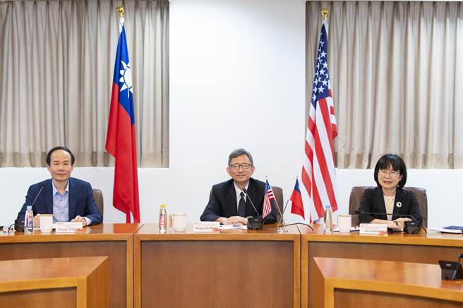 桃园市副市长王明鉅今日与美国威斯康辛州塞达堡市进行首次线上交流。(市府提供／蔡依珍桃园传真)