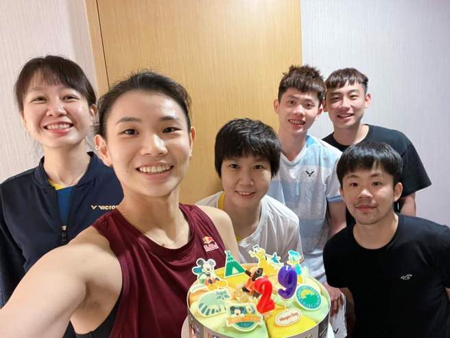 今年6月20日是戴资颖（左2）29岁生日，她的团队贴心准备冰淇淋蛋糕为她庆生。（取自戴资颖脸书粉专）