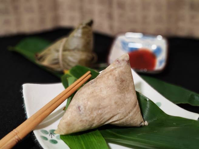 端午節粽子紛紛出籠，營養師呼籲品嚐要節制、搭配蔬果少沾醬，吃起來更健康。（台中慈濟醫院提供／陳淑娥台中傳真）