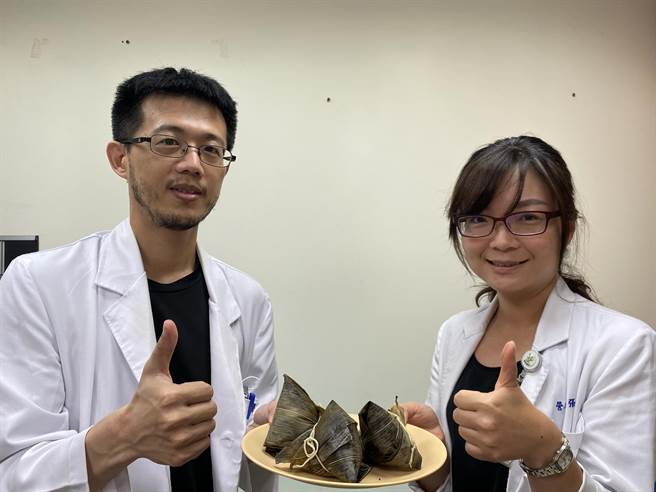 豐原醫院腸胃科醫師王柏政表示，粽子多以糯米製成且配料油膩，如有消化道潰瘍、逆流性食道炎或膽結石者，儘量在白天食用。（豐原醫院提供／陳淑娥台中傳真）