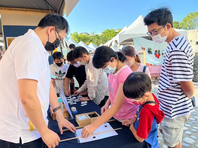 去年在屯区艺文中心登场的实验教育成果展，有机构参展推广教育理念（图非当事实验教育机构）。（台中市教育局提供／陈淑娥台中传真）