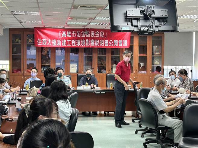 高雄国宾饭店年初熄灯，后续现址规画兴建两栋分别为58、52层大楼，引发周边住户不满，今日环评说明会提出疑虑。（崔正纲摄）