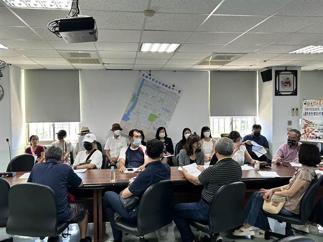 对于国宾饭店现址将兴建高楼，周边「京城凯悦」、「梦莱茵」住户纷纷提出土壤液化、栋距过窄等疑虑。（崔正纲摄）