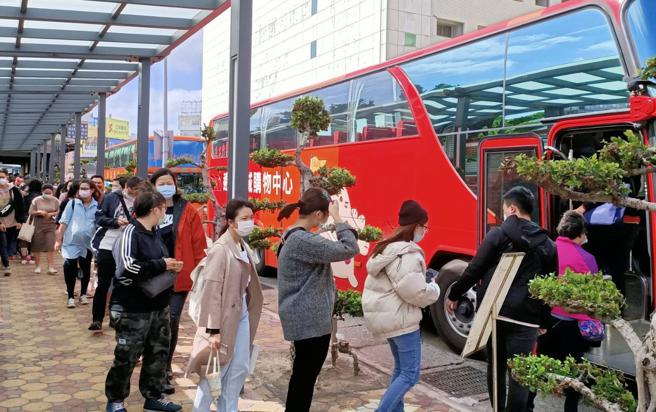 全台载客量最大的巨城接驳车，至今逾1300万人次搭乘，累积减碳3座大安森林公园一年吸碳量。（远东巨城提供）