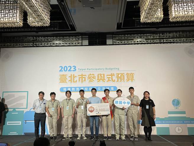 台北市建国中学学生余承熹、李柏辰等6人提案「帮我撑十秒－共享雨伞的生活品质改善方案」，荣获第3名的好成绩。（建国中学提供）