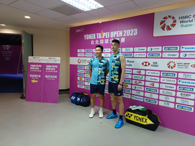 李洋（左）、王齐麟（右）在台北羽球公开赛男双首轮直落二获胜。（陈筱琳摄）