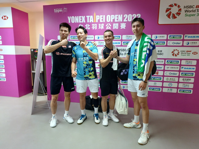 宝岛男双组合邱相榤（右1）、杨明哲（左2）和对手摆出逗趣姿势合照。（陈筱琳摄）
