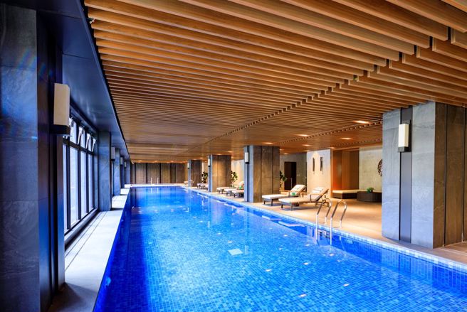 「新横滨2梦悦城」打造室内标准25米泳池，超丰富休閒会所媲美星级饭店规格。（图/甲山林集团提供）