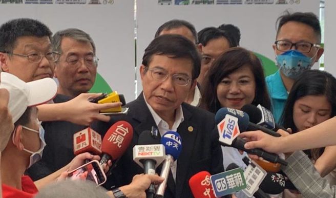 交通部长王国材表示，基隆通勤人口相当多，希望1200月票的方案可以减轻通勤族负担，吸引民眾更愿意移居基隆来通勤。（图/徐佑升摄）