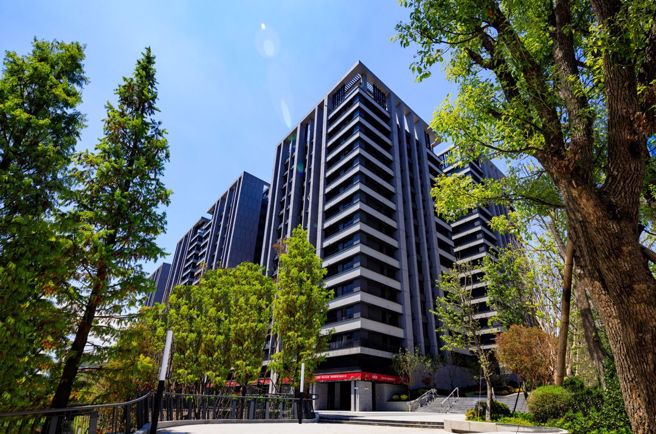 新横滨2「梦悦城」主打3字头买到43000坪日本大成建设精工花园新城，享亲子公园、林荫商店街、泳池休閒会所等超丰富生活飨宴。（图/甲山林集团提供）