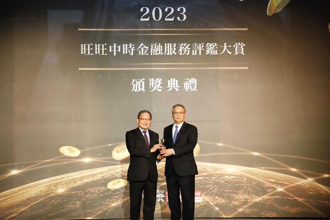 土银荣获旺旺中时金融服务评鑑大赏「乐龄友善奖」殊荣，由金融研训院董事长苏建荣(左)颁奖，土银副总经理林坤地(右)代表受奖。（图／土银提供）