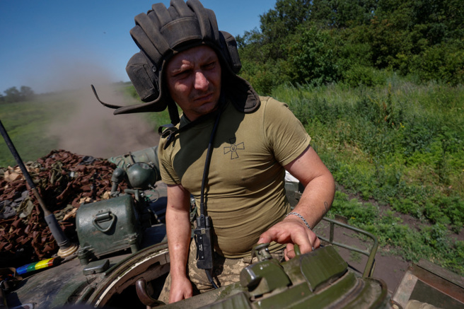 2023年6月19日，乌克兰反攻一辆在巴赫穆特郊区的乌克兰T-80坦克。（路透社）