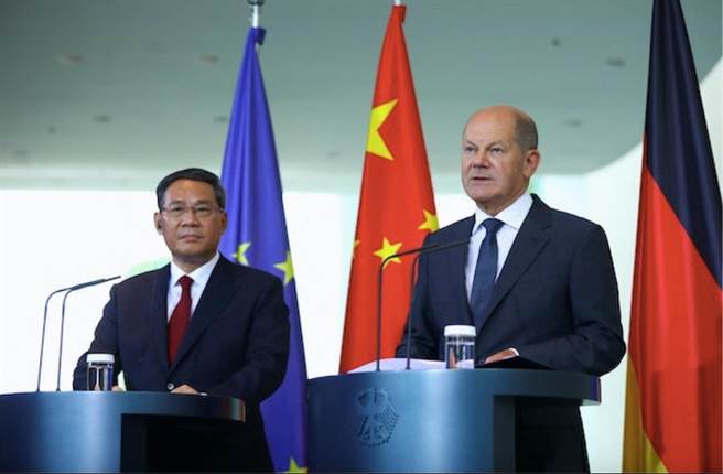 中國大陸國務院總理李強（左）訪問德國，6月20日與德國總理蕭茲共同會見記者。（圖／路透）