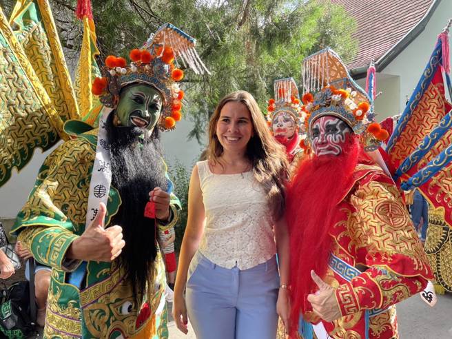 画上绿脸，背上扎上大靠，资深演员邹宜忠（左）扮演的角色是《哪咤闹龙宫》里的东海龙王，外表看起来凶狠，实际上心超软。（纸风车剧团提供）