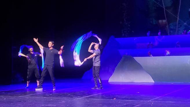 纸风车剧团资深演员邹宜忠（中），随团赴布达佩斯演出时，同样维持在台湾的习惯，早起晨跑，锻炼体力和心智，他表示，跑步是一种运动治疗。（李欣恬摄）