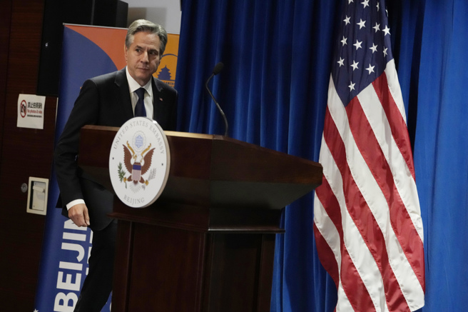 美國國務卿布林肯19日北京的美國大使館召開記者會。（美聯社）