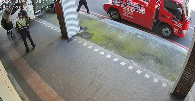 男子因送貨車去維修，沒想到在等待料件期間，愛車因違停被拖走。（翻攝自臉書爆料公社）