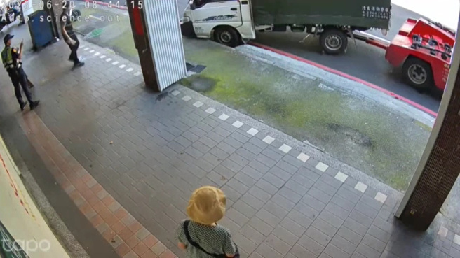 男子因送貨車去維修，沒想到在等待料件期間，愛車因違停被拖走。（翻攝自臉書爆料公社）