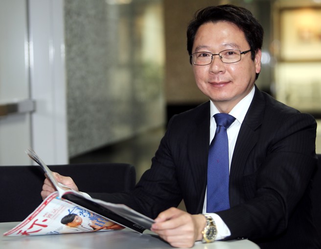 一位女网友20日发文指控，多年前她开车送财经名嘴阮慕骅（图）回家时，竟被酒后乱性强吻袭胸。而阮慕骅发声明强调，这是莫须有的指控，既然是不存在的事，这件事已交由律师代为回应处理。（资料照）