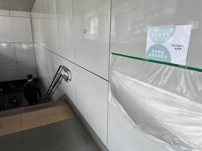 台北捷运公司规划8月于全系统117个车站中设置「共享伞」服务，与现有可免费拿取的爱心伞不同，共享伞为民眾付费租借，并可甲处借乙地还。（张立勋摄）