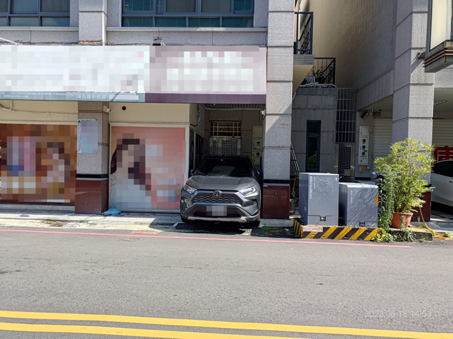 民眾拍到一旁大楼骑楼塞进1辆休旅车，如此好的停车技术让他疑惑「驾驶要怎么下车？」。（翻摄自脸书爆废公社二馆）