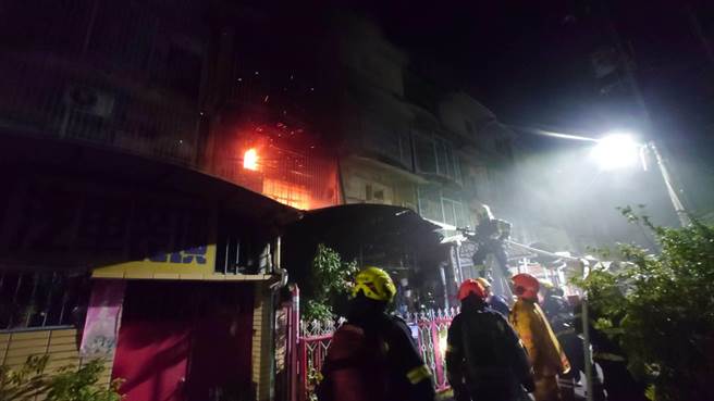 屋主外出躲劫，毛小孩命喪火窟、飼主痛哭。(屏東消防局提供)