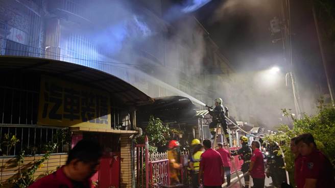 屋主外出躲劫，毛小孩命喪火窟、飼主痛哭。(屏東消防局提供)