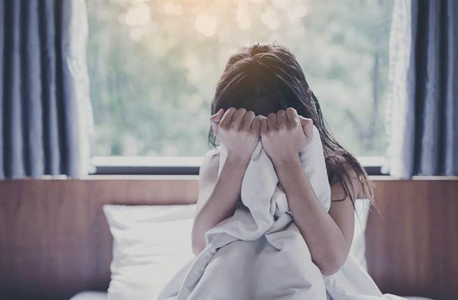 女子在網路爆料自己13歲時遭到高雄某補教老師性騷、性侵常達3年，目前該師還在高雄前鎮、鳳山區教書。高雄市教育局表示，第一時間已報請高雄地檢署偵辦，若屬於將解聘、雇，並終身不得錄用。（示意圖／Shutterstock）